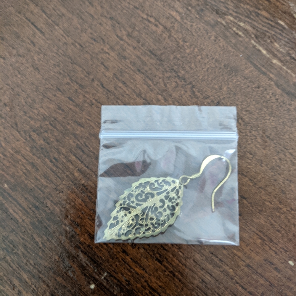 Single gold leaf earring